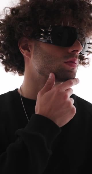 Primo Piano Video Sexy Uomo Casual Con Occhiali Sole Spillo — Video Stock