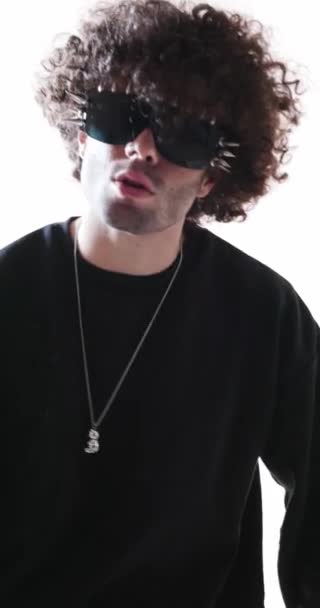 Homem Moda Sexy Com Óculos Sol Cravados Fazendo Gesto Silêncio — Vídeo de Stock