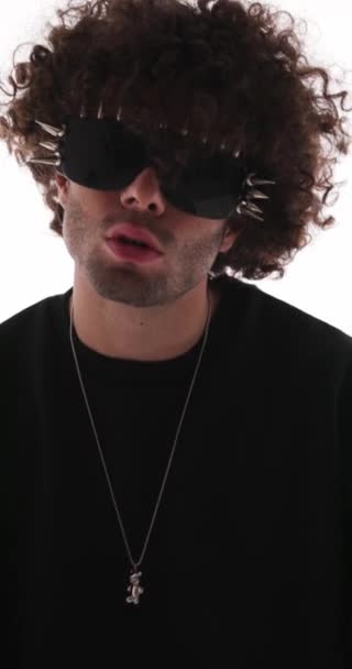 Zblízka Atraktivní Cool Muž Špičatými Slunečními Brýlemi Těšit Dělat Gesto — Stock video