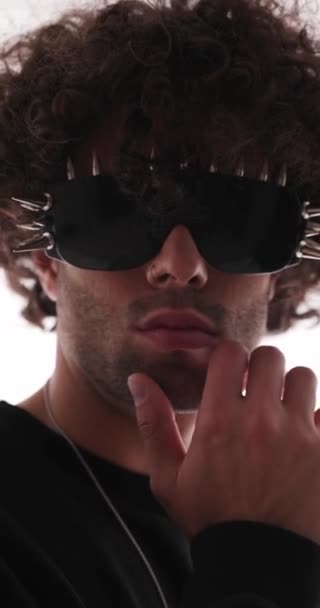 Jovem Sexy Com Óculos Sol Cravados Olhando Para Frente Tocando — Vídeo de Stock