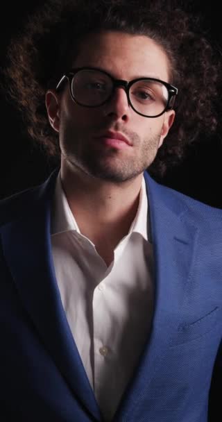 Eleganter Glücklicher Geschäftsmann Mit Brille Blauen Anzug Der Zur Seite — Stockvideo