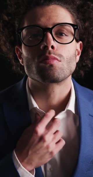 Homme Affaires Sexy Avec Les Cheveux Bouclés Regardant Vers Avant — Video