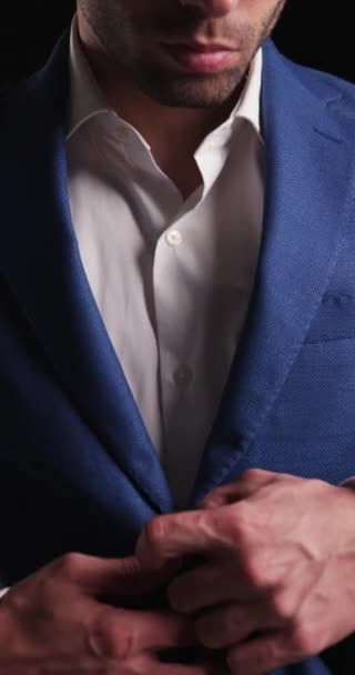 Eleganter Junger Geschäftsmann Blauen Anzug Der Nach Unten Schaut Eröffnungsanzug — Stockvideo