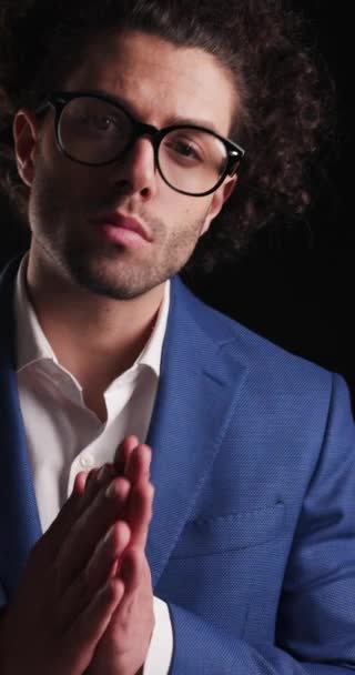 Vidéo Verticale Cheveux Bouclés Homme Affaires Regardant Vers Avant Frottant — Video