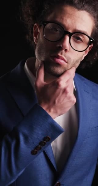 Stilig Elegant Man Med Glasögon Sensuellt Rörande Ansikte Ser Fram — Stockvideo