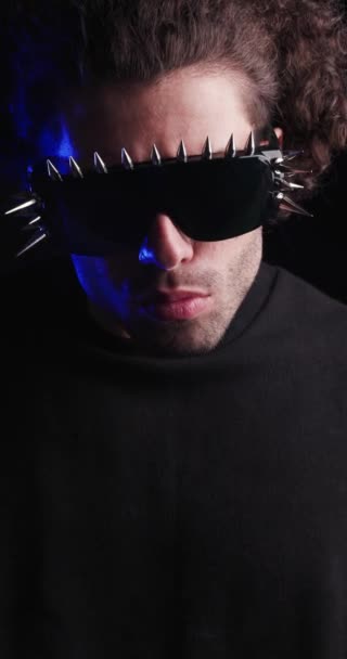 Cool Mode Man Med Spetsiga Solglasögon Korsning Armar Tittar Sidan — Stockvideo