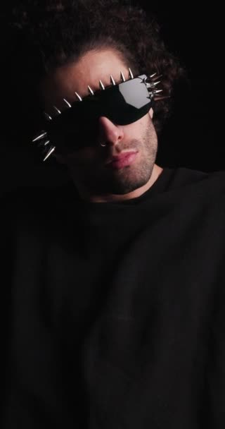 Säker Casual Man Med Spetsiga Solglasögon Korsning Armar Ser Fram — Stockvideo