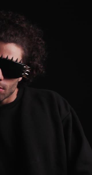 Sexy Kręcone Włosy Człowiek Kolcami Okulary Przeciwsłoneczne Tarcie Dłoni Patrząc — Wideo stockowe