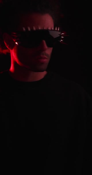 Mystisk Ung Man Med Spetsiga Solglasögon Rörligt Huvud Båda Sidor — Stockvideo