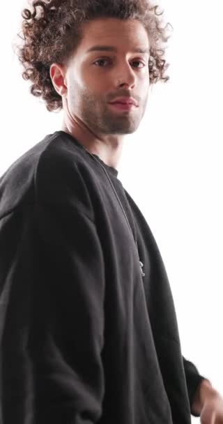 Widok Boku Szczęśliwy Człowiek Kręcone Włosy Czyszczenie Ramienia Ruchome Obracające — Wideo stockowe