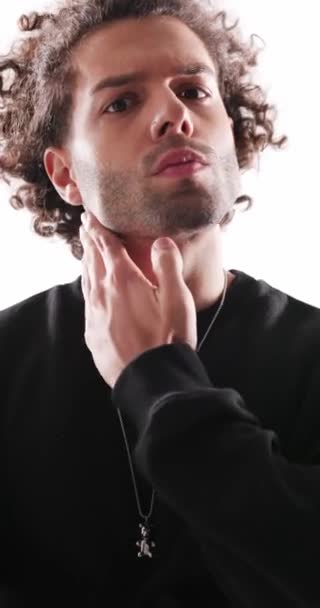 Siyah Kapüşonlu Seksi Bir Adamın Dikey Videosu Kıvırcık Saçlı Boyna — Stok video