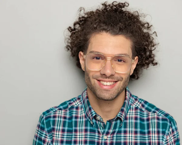 Zbliżenie Zdjęcie Szczęśliwego Młodego Człowieka Kręconymi Włosami Noszącego Okulary Koszulę — Zdjęcie stockowe