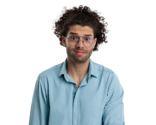 Retrato Homem Casual Surpreso Vestindo Camisa Azul Óculos Fazendo Uma — Fotografia de Stock