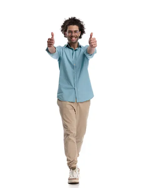 Smiling Casual Man Making Sign While Stepping Forward White Background — Stock Photo, Image