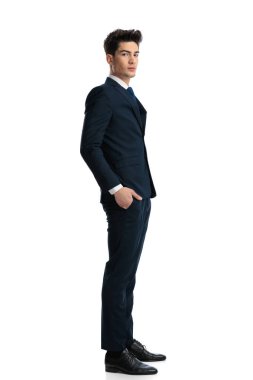 Kendine güveni tam seksi iş adamının el ele tutuşup beyaz arka planda kuyrukta beklediği tam vücut resmi.