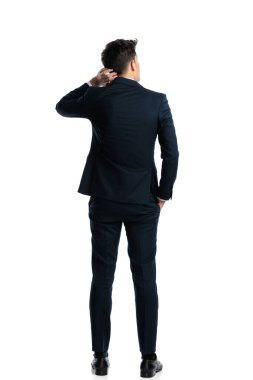 Kafası karışmış lacivert takım elbiseli işadamlarının kafalarını karıştırması ve beyaz arka plan önünde zor sorunları çözmenin yollarını düşünmeleri.