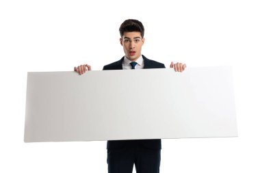 Beyaz panolu zarif bir adam beyaz arkaplan önünde topluma önemli bir mesaj vermeye çalışıyor. 