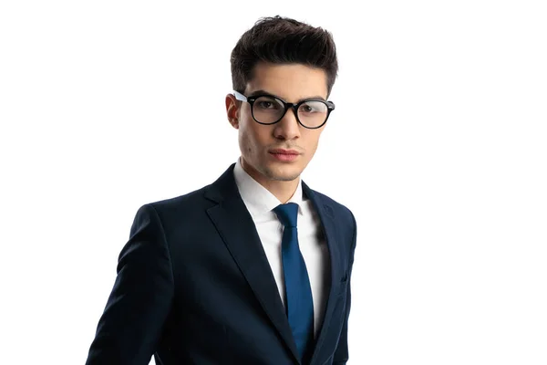 Porträtt Intelligent Elegant Man Med Glasögon Marinblå Kostym Ser Framåt — Stockfoto