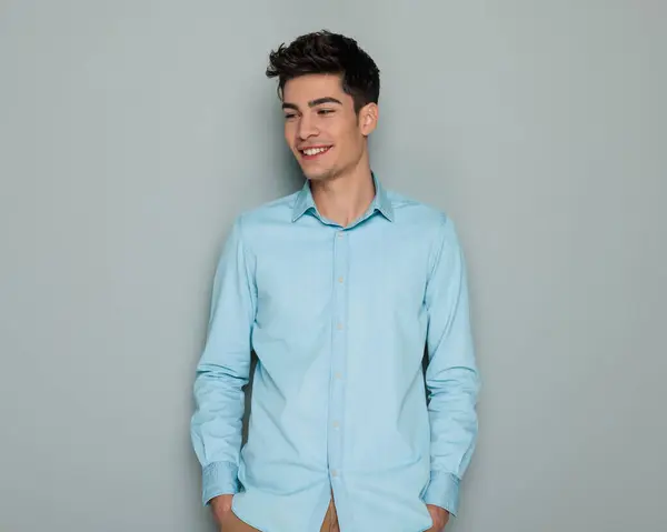 Felice Uomo Casual Camicia Denim Blu Guardando Altrove Ridendo Mentre — Foto Stock