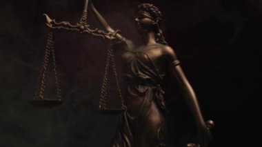 dikey video, denge konsepti gözleri bağlı Justitia tanrıçasının elinde dumanla ve kırmızı ışıklarla