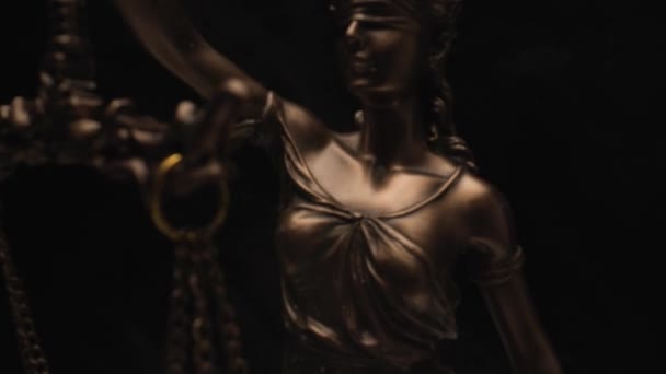 闪电般冒烟 青铜雕像法追求正义与平等的理念 正义女神拥有天平 — 图库视频影像