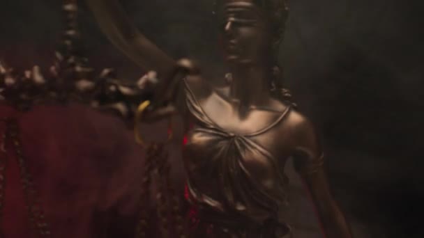 蒙住眼睛的青铜雕像的投影视频 在黑色背景的前面刻有黑烟和警灯 正确与错误的概念 — 图库视频影像