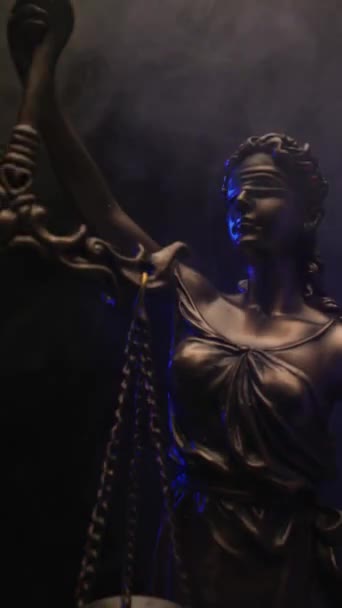 青铜雕像法的垂直录像 其尺度说明了平等与平衡的概念 警察在黑色背景下点亮烟雾 — 图库视频影像