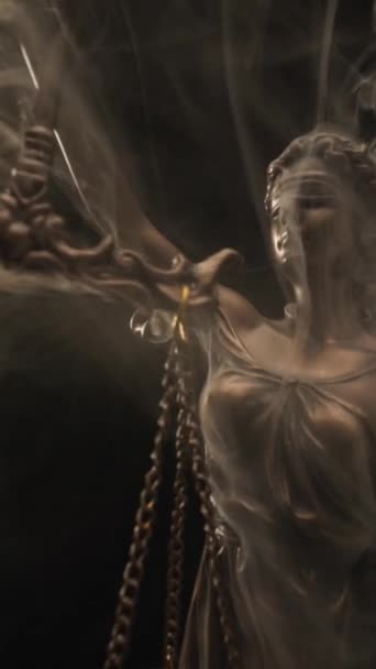 蒙住眼睛的 正义女神 展示了平衡与平等的概念 她拥有一个尺度 黑色背景的烟雾 — 图库视频影像