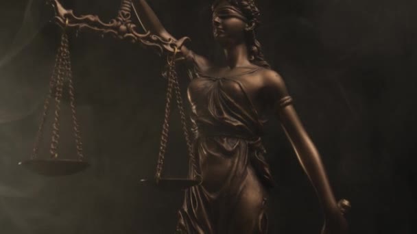 Blindfolded Bronze Statue Goddess Justice Holding Scale Concept Right Wrong — Stock Video