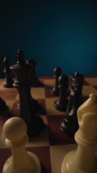 摄像机暴露了董事会的领导地位 黑国王从棋友手中保护着 控制着整个游戏 逆境的概念和聪明的策略 — 图库视频影像