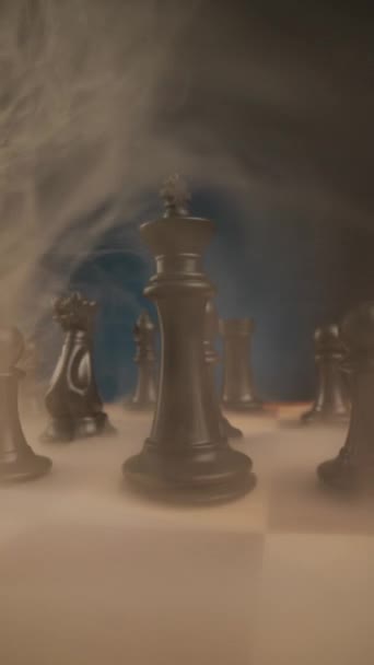 Koncepció Győzelem Vezetés Hogy Illusztrálja Füstölt Csatatér Sakktábla Sakkfigurákkal — Stock videók