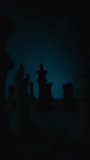Misterioso Jogo Xadrez Escuridão Com Fumaça Acendendo Luzes Revelando Personagem — Vídeo de Stock