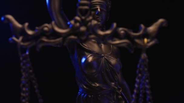 青铜雕像法的项目视频象征着平等与平衡的概念 正义女神拥有一个正确与错误的尺度 — 图库视频影像