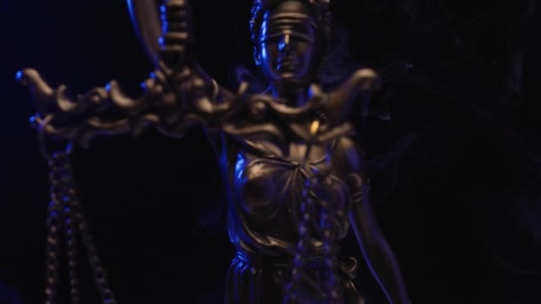蒙住青铜眼睛的录像正义女神拥有一个尺度 概念好与坏的黑色背景 — 图库视频影像