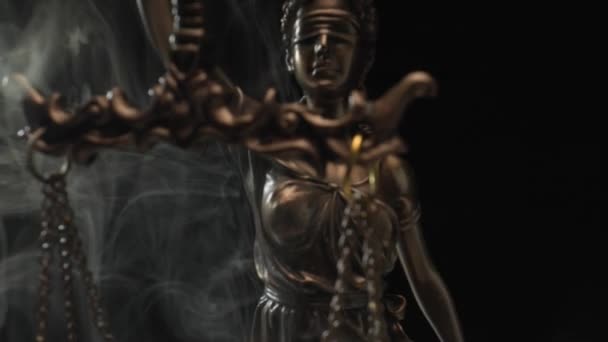 蒙眼青铜雕像在黑漆漆的背景上用烟雾弥漫的闪光来描绘正义的概念 — 图库视频影像