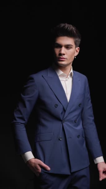 Avslappnad Mode Manliga Modell Dubbelknäppt Blå Kostym Vänder Sig Bort — Stockvideo