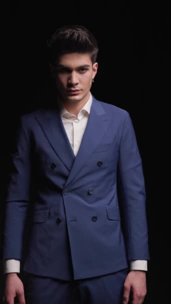 Nahaufnahme Eines Jungen Gutaussehenden Mannes Blauen Anzug Der Schockiert Schaut — Stockvideo