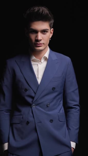 Projektvideo Eines Hübschen Eleganten Mannes Blauen Anzug Der Die Hände — Stockvideo