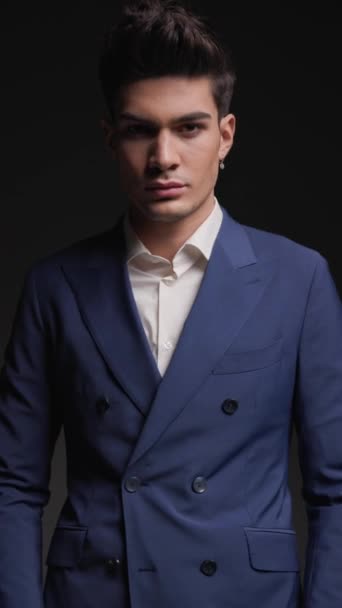 Sexy Eleganter Mann Blauen Anzug Der Zur Seite Schaut Die — Stockvideo