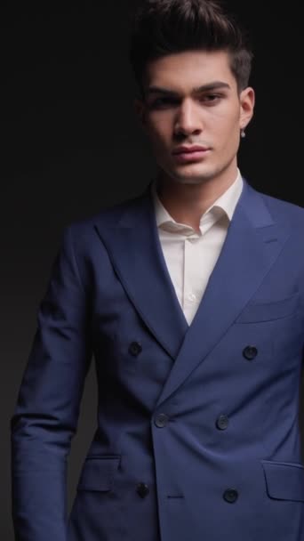 Sexy Mode Mann Doppelreihigem Blauen Anzug Der Sein Kinn Berührt — Stockvideo