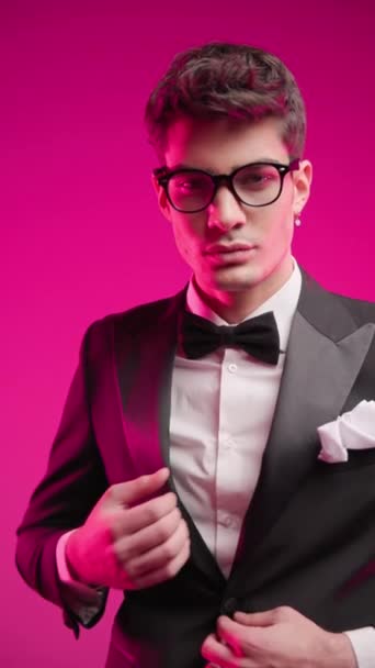 Eleganter Mann Mit Schwarzem Smoking Brille Und Ohrringen Der Sich — Stockvideo