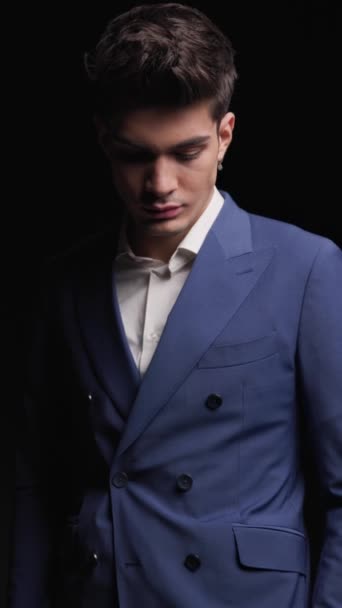 穿着双乳蓝色西服 双手插在深色背景口袋里的优雅时尚男人的特写镜头 — 图库视频影像