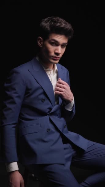 Homme Affaires Sexy Ajustant Costume Bleu Étant Confiant Souriant Regardant — Video