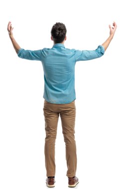 Beyaz arka planda dururken havada el ele tutuşan heyecanlı sıradan bir adamın arka plan görüntüsü