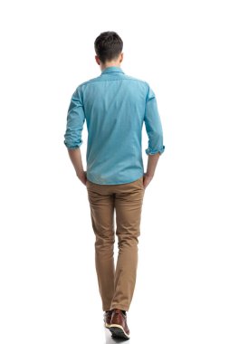 Mavi gömlekli rahat bir adamın beyaz arka planda ilerleyişinin arka planı.