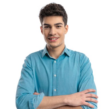 Kolları bağlı, beyaz arka planda duran mutlu sıradan bir adamın portresi.