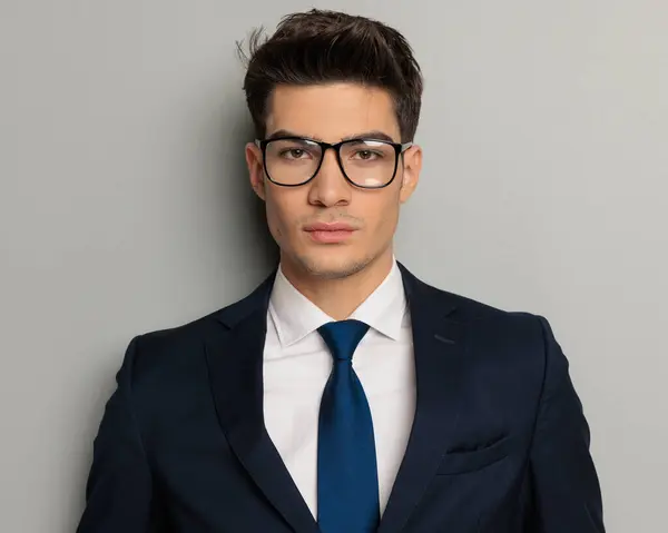 Retrato Atractivo Hombre Moda Con Gafas Corbata Azul Traje Negro Imagen De Stock