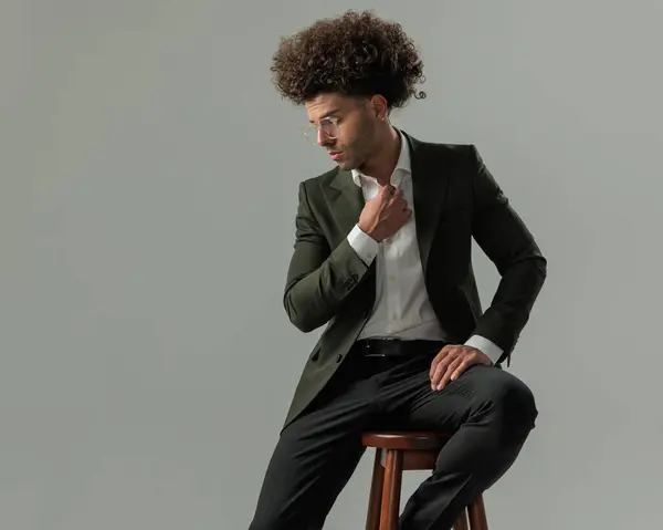 Porträtt Sexig Smart Casual Man Med Lockigt Hår Grön Kostym Stockfoto