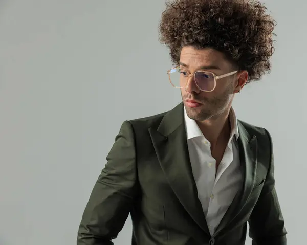 Portrét Sexy Inteligentní Ležérní Chlap Brýlemi Hledá Stranu Pózování Před Stock Fotografie