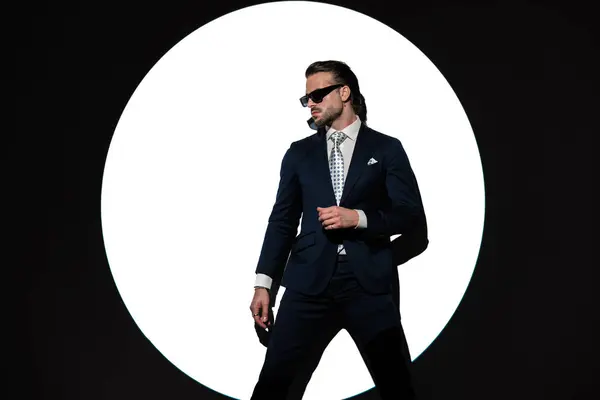 Porträt Eines Coolen Modemachers Mit Sonnenbrille Anzug Der Zur Seite lizenzfreie Stockfotos